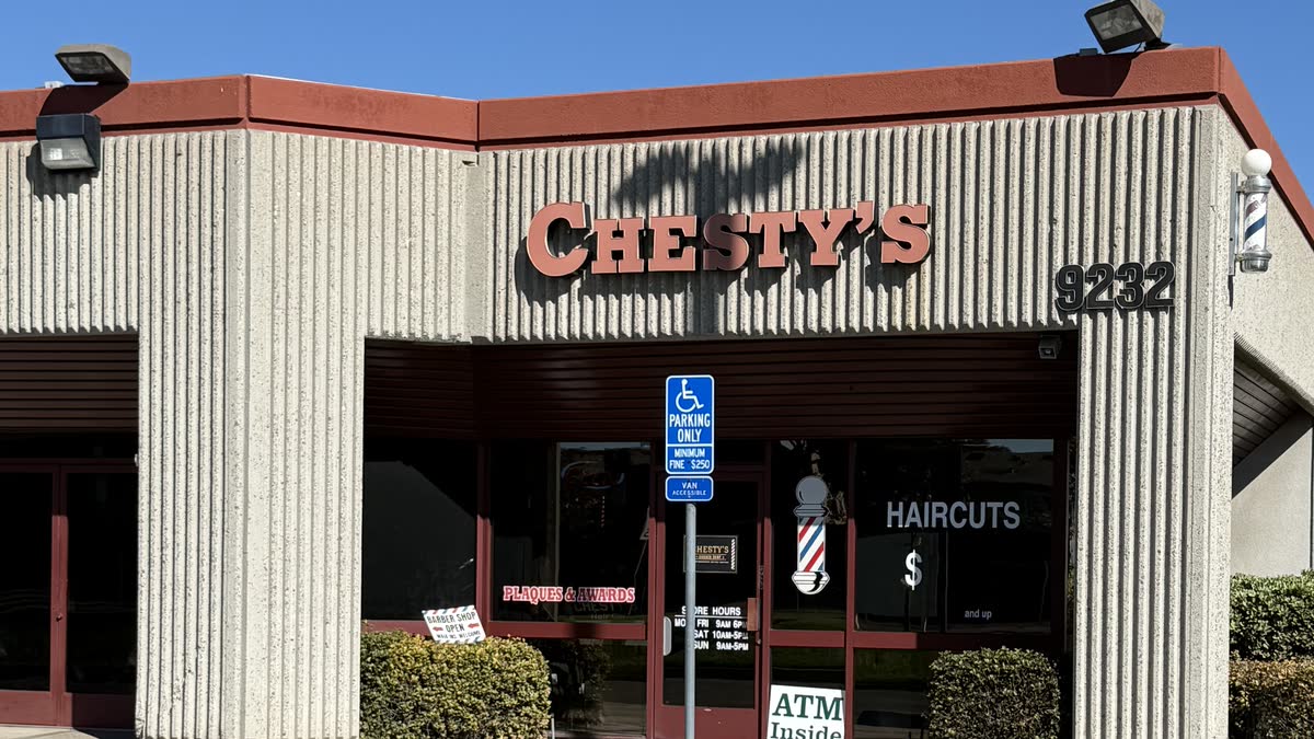 The front of Chesty's at Miramar Square with the parking lot in front
